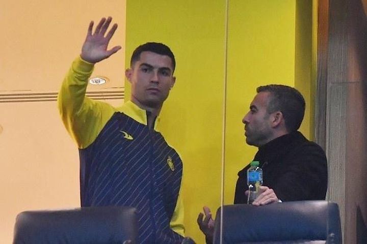 Ronaldo rời khán đài giữa trận đấu của Al Nassr
