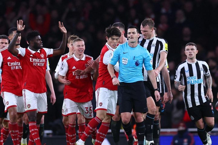 FA phạt Arsenal