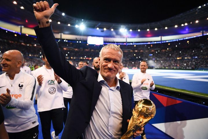 HLV Deschamps ở lại tuyển Pháp thêm 3,5 năm