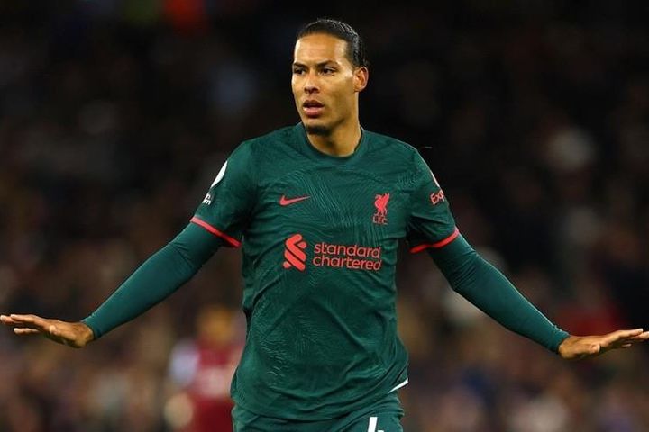Klopp 'sốc' khi bất ngờ mất Van Dijk trong một tháng