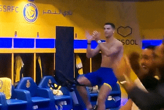 Chưa được đá cho Al Nassr, Ronaldo ngậm ngùi ăn mừng trong phòng thay đồ