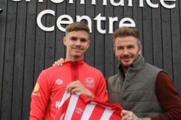 Con trai David Beckham gia nhập Brentford theo dạng cho mượn