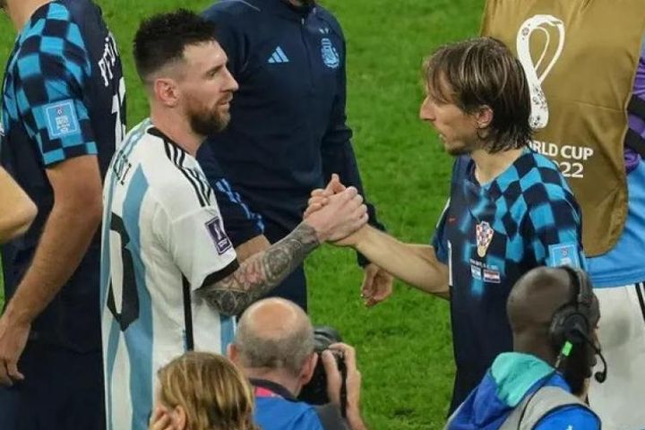 Tin mới nhất bóng đá tối 7/1: Messi vượt Modric, thành chân chuyền hay nhất năm
