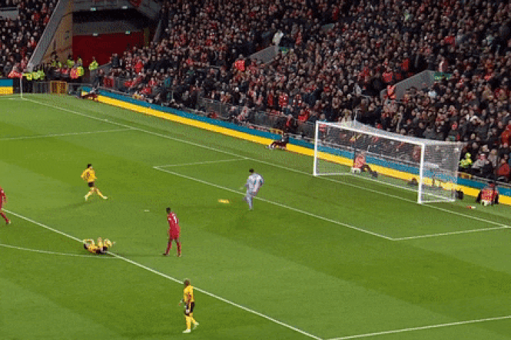 Alisson mắc lỗi trong cả hai bàn thua của Liverpool