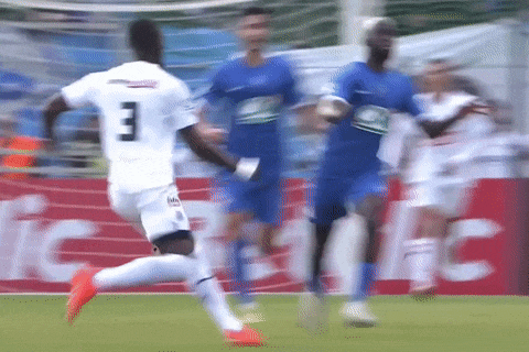 Cú đạp của Eric Bailly khiến đối thủ phải đi cấp cứu