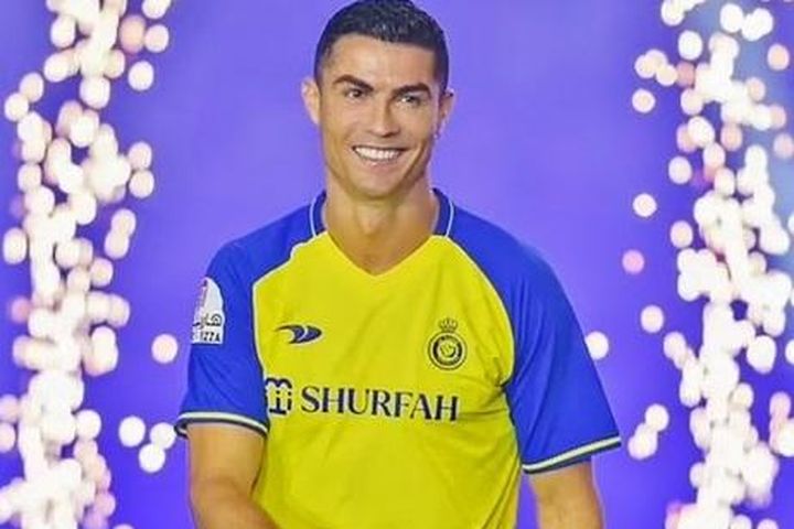 HLV Newcastle báo tin sốc tới Ronaldo
