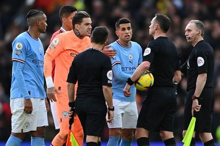 Các cầu thủ Man.City 'vây' trọng tài trong đường hầm Old Trafford