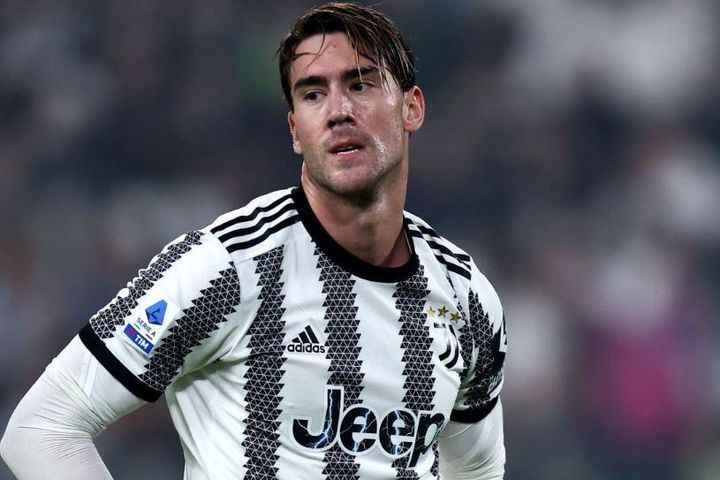 Vlahovic tìm đường tháo chạy sau khi Juventus bị trừ 15 điểm