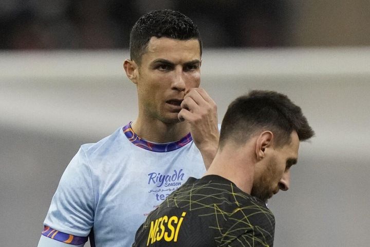 Ronaldo từng hỏi chủ tịch Barca về lương Messi