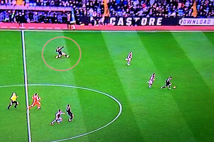 Cầu thủ Arsenal thi nhau ăn mừng khi còn chưa ghi bàn
