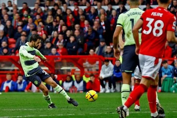 Bị Nottingham cầm hòa, Man City mất ngôi đầu bảng