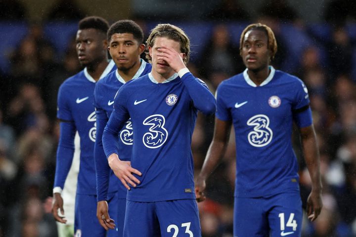 Chelsea thua đội bét bảng tại Stamford Bridge