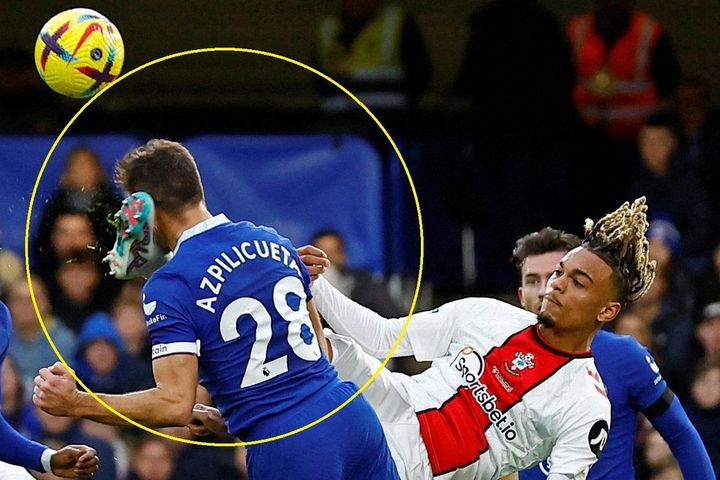 Azpilicueta bất tỉnh sau cú đá vào mặt