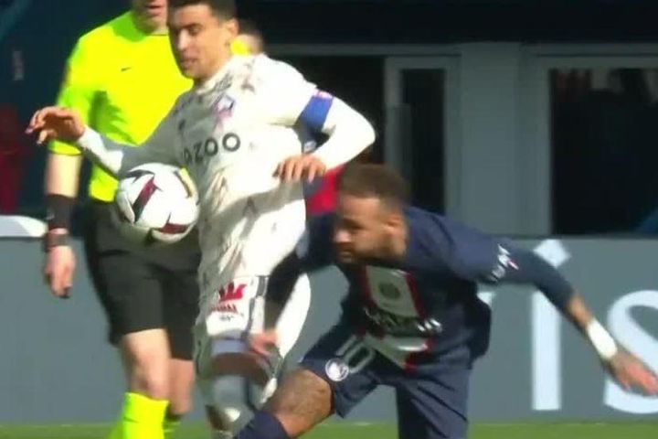 Neymar bị lật cổ chân