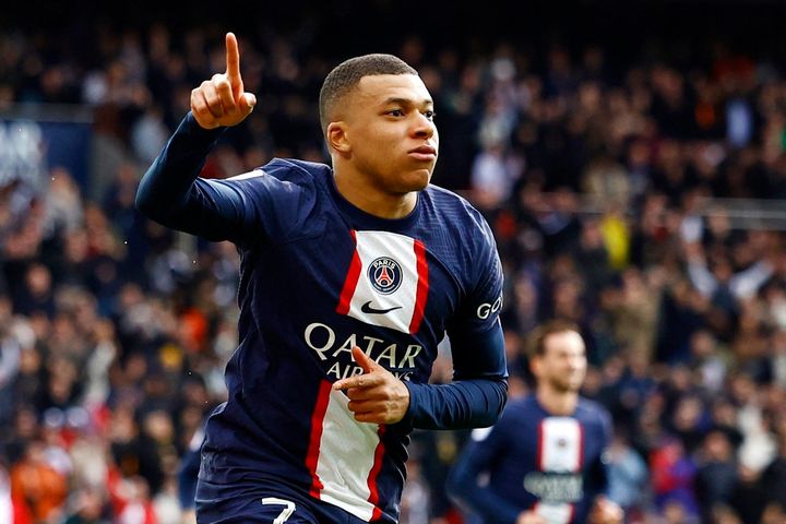 Mbappe không được đeo băng đội trưởng PSG