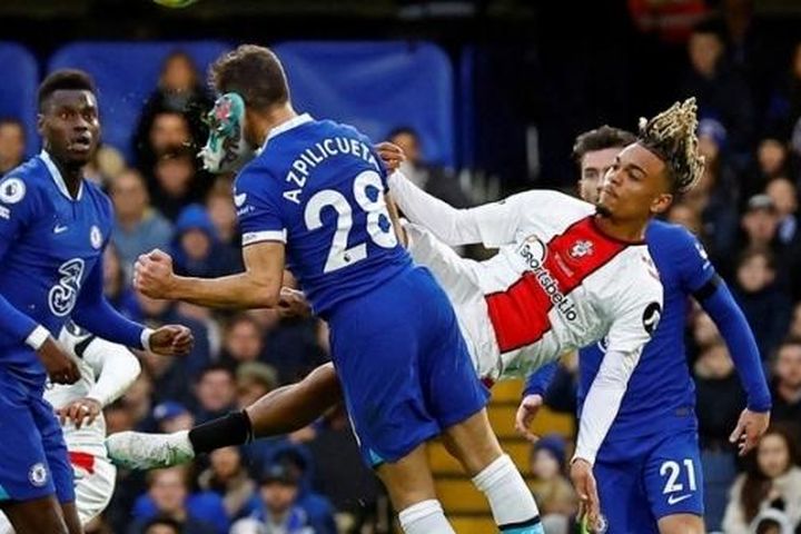 Va chạm nguy hiểm, hậu vệ Chelsea phải nhập viện cấp cứu