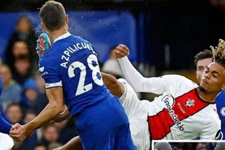 Đội trưởng Chelsea bất tỉnh ngay trên sân sau khi bị đá vào đầu