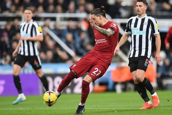 Thắng Newcastle, Liverpool áp sát top 4