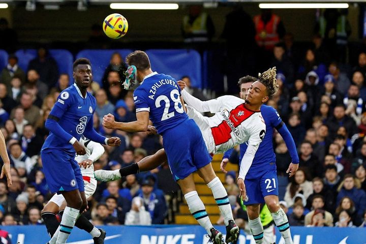 Cập nhật sức khỏe của Cesar Azpilicueta sau khi bị đá bất tỉnh trên sân
