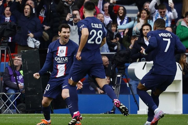Messi lập siêu phẩm thứ 61, Neymar rơi nước mắt