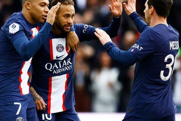 Neymar lật cổ chân, Messi giải cứu PSG phút bù giờ