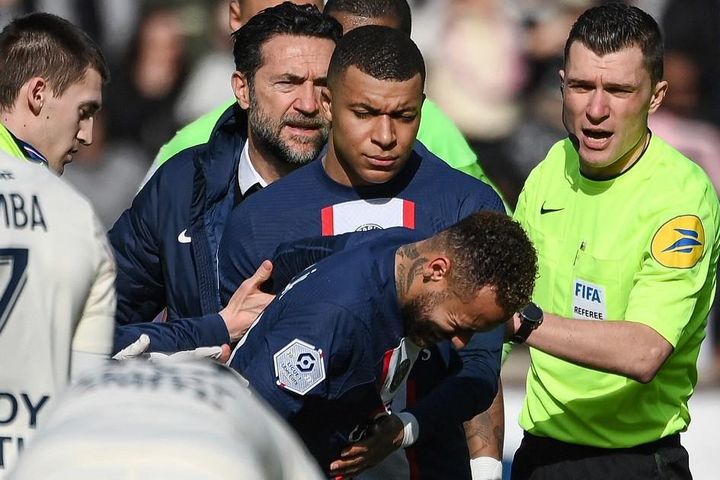 Neymar được Mbappe an ủi sau khi dính chấn thương nặng