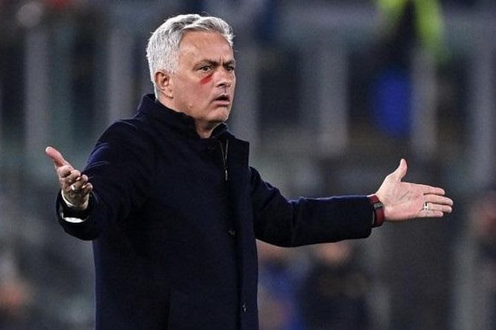 PSG thuyết phục Mourinho thay thế HLV Christophe Galtier