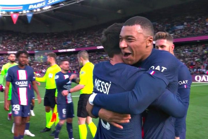 Mbappe liên tục ôm, nhấc bổng Messi ăn mừng siêu phẩm