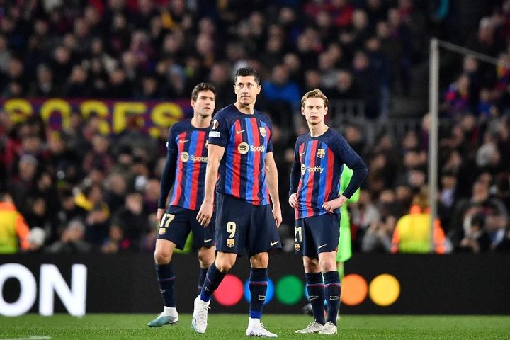 Xavi lo Barca gục ngã trên sân MU