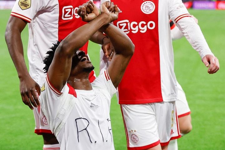 Cầu thủ Ajax thoát thẻ khi cởi áo ăn mừng