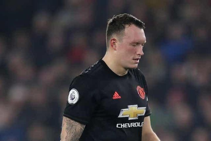 Phil Jones tiêu tốn của MU hơn 50 triệu bảng