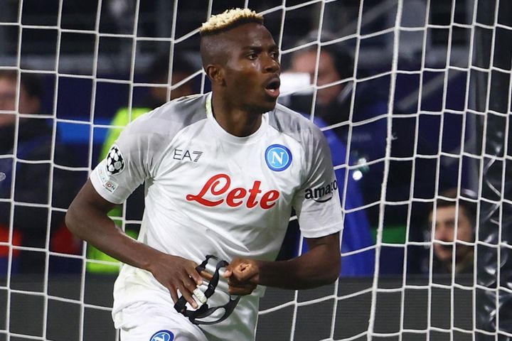 Napoli tiến sát vé tứ kết Champions League đầu tiên trong lịch sử
