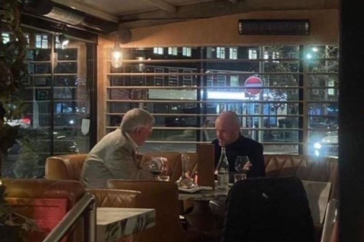 Ten Hag gặp riêng Sir Alex trước trận tái đấu Barca