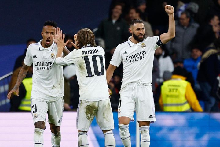 CĐV Liverpool vỗ tay khen Benzema và Modric
