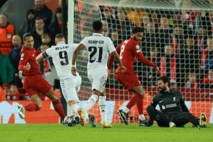 Benzema và Vinicius tỏa sáng, Real Madrid ngược dòng đỉnh cao trước Liverpool
