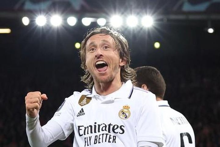 Tả xung hữu đột ở tuổi 37, Luka Modric được fan Liverpool vỗ tay ca ngợi