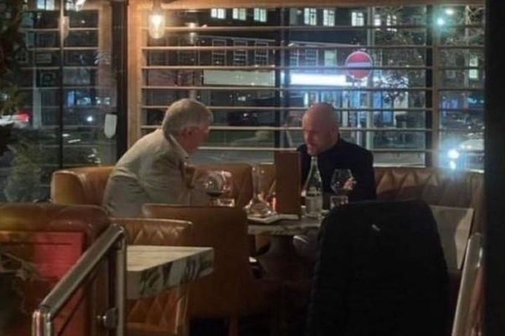 Ten Hag ăn tối với Sir Alex gây sốt, MU chuẩn bị lấy chiếc cúp đầu tiên
