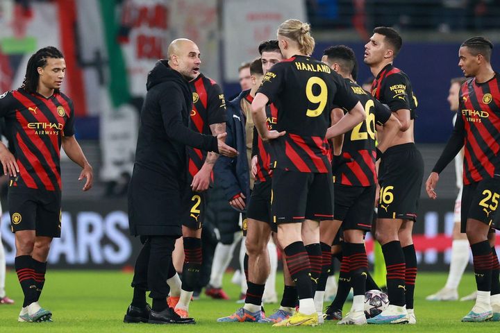 Pep Guardiola: 'Tại sao các bạn phải cúi đầu?'