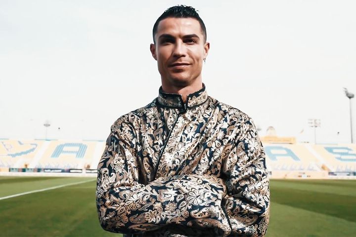 Ronaldo trong trang phục truyền thống của Saudi Arabia