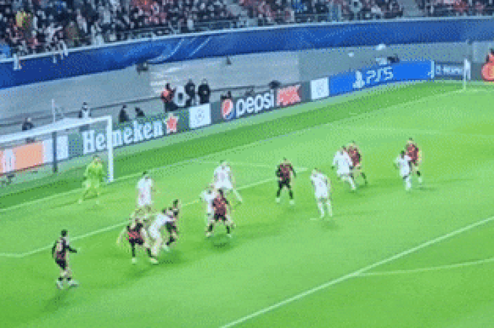 Trọng tài Champions League gây tranh cãi trong trận đấu của Man City