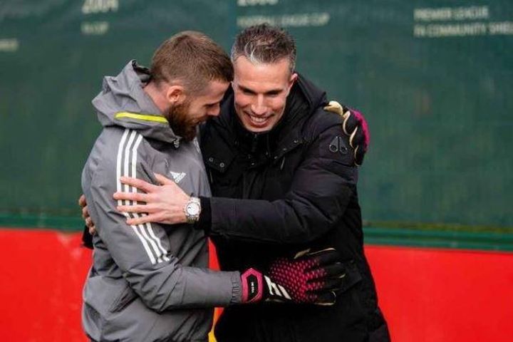Van Persie trở lại thăm Manchester United