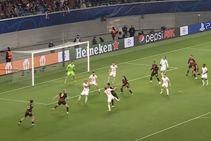 Cầu thủ RB Leipzig để bóng chạm tay trong vòng cấm, VAR không vào cuộc