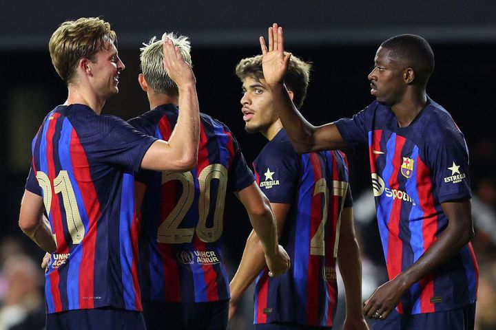 HLV Erik ten Hag đàm đạo cùng Sir Alex trước trận đại chiến Barca
