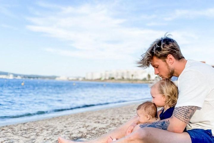 Tiền đạo MU Wout Weghorst hạnh phúc bên bạn gái lâu năm và 3 công chúa nhỏ