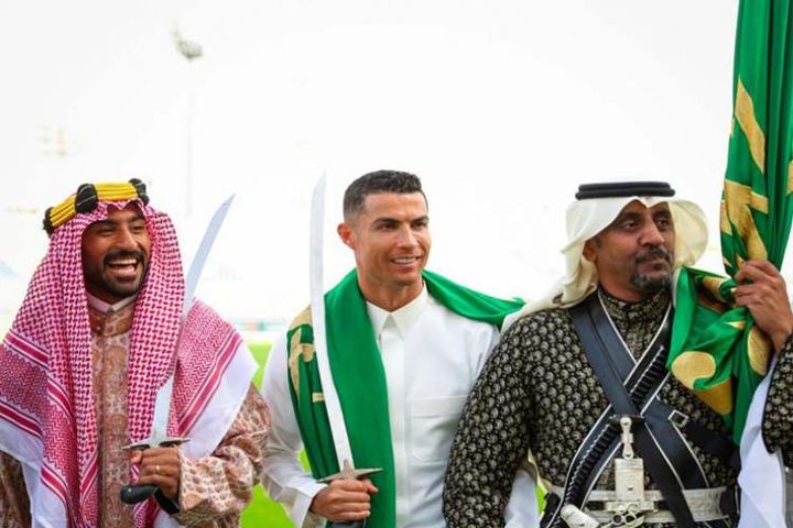 Ronaldo thành quốc khách ở Ả Rập: Mặc áo choàng cầm kiếm, dự đại lễ