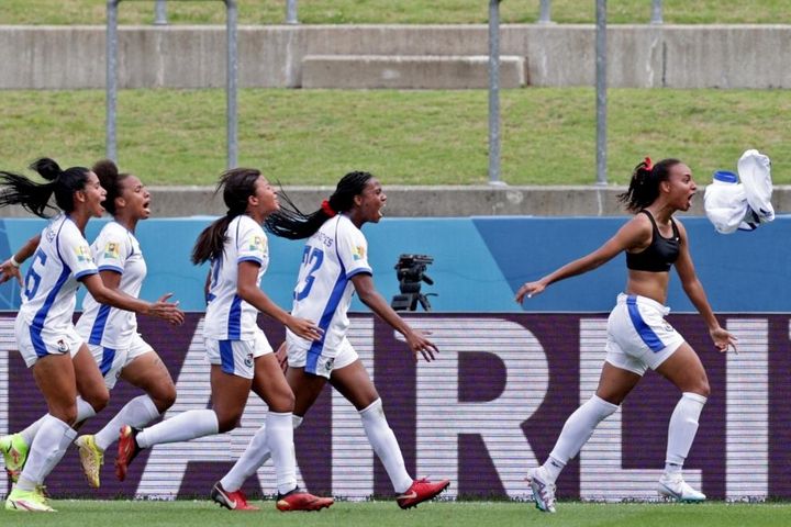 Cầu thủ nữ cởi áo ăn mừng khi giúp đội nhà giành quyền dự World Cup