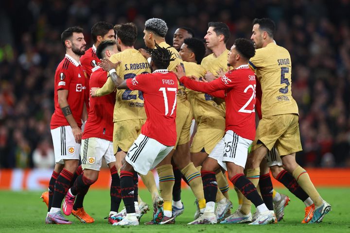 Cầu thủ Barca nổi giận với hành động của Bruno Fernandes