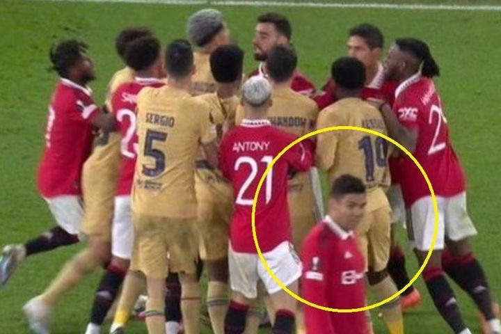 Phản ứng của Casemiro khi đồng đội xô xát với Barca