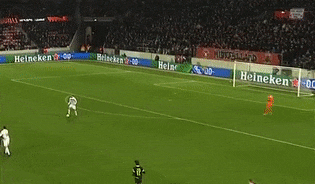 Pha phản lưới hài hước ở Europa League
