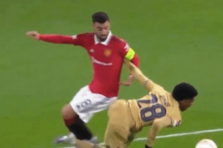 Tranh cãi ở trận MU thắng Barca